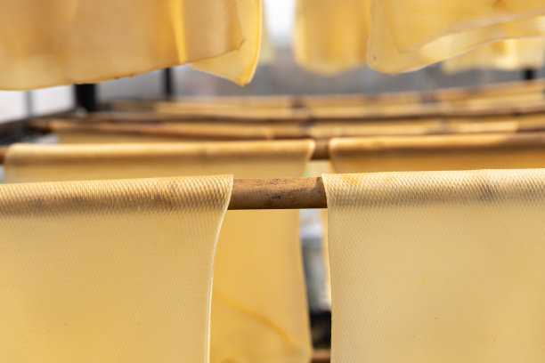 悬挂在轨道上的干式风干橡胶板(ADS)在太阳干燥室的方法。图片下载