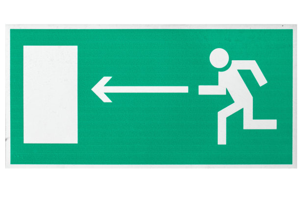疏散时从大楼出口的方向。箭上的人的身影朝门走去。绿色信息板在白色背景上隔离。图片下载
