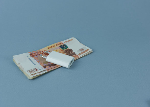 5000张彩色背景的手机充电器。概念-经济危机，制裁。图片下载