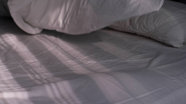 阳光透过窗帘射进来。窗帘的倒影。图片下载