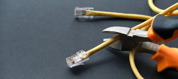 钳子工具在黑色背景上切割红色电线特写，服务和维修概念。用钳子剪电线。横幅，全景照片图片下载