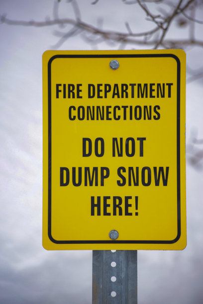 垂直拍摄的“请勿在此倾倒雪”标志图片下载