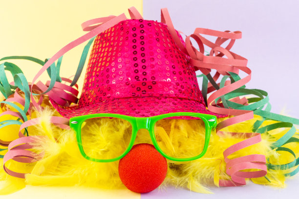 嘉年华服装配件与彩色背景隔离。图片下载