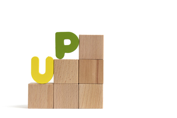 梯子由木块制成，单词由字母组成。成长和提升的概念。图片下载