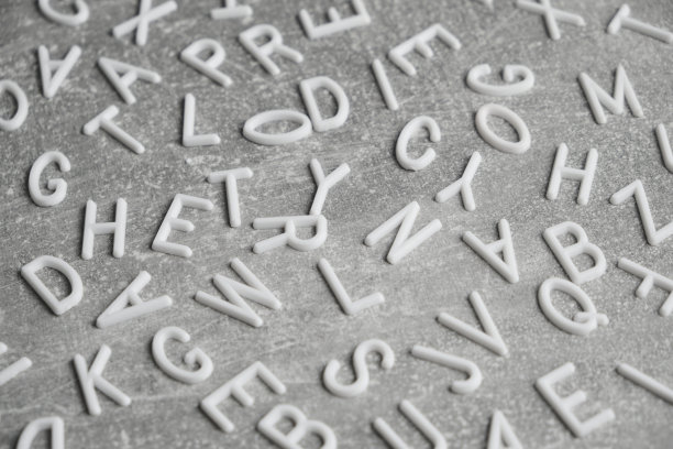白色字母英文字母灰色混凝土背景。图片下载