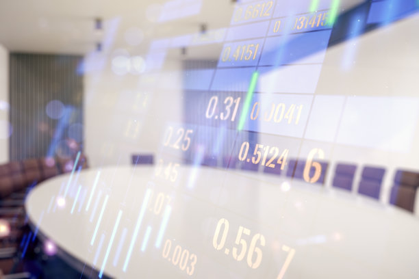 摘要虚拟金融全息图以现代会议室为背景，介绍外汇和投资概念。Multiexposure图片下载