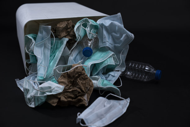 垃圾桶里的口罩图片下载