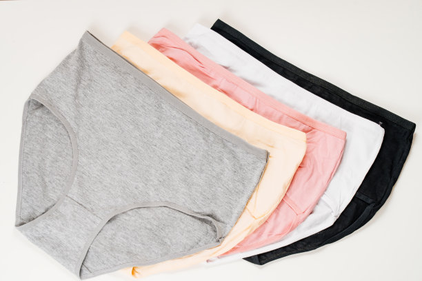 白色背景上的彩色棉质内裤。图片下载