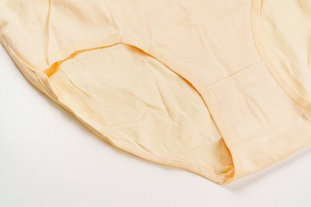 白色背景上的部分黄色棉质内裤。图片下载