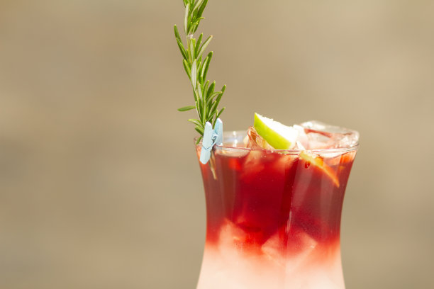 靠近酒吧里的饮料图片下载