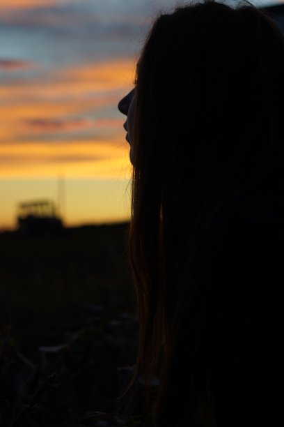 夕阳下一个女孩的剪影图片下载