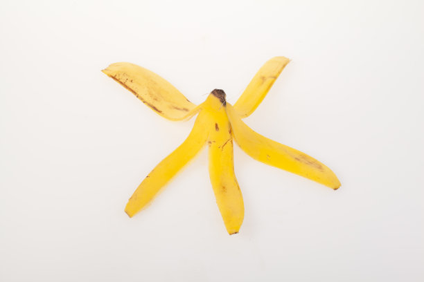 成熟的香蕉皮孤立在白色背景上图片下载