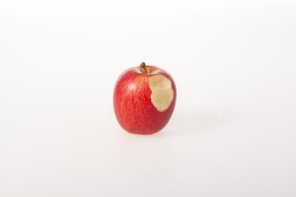 被咬过的红苹果孤立在白色背景上图片下载