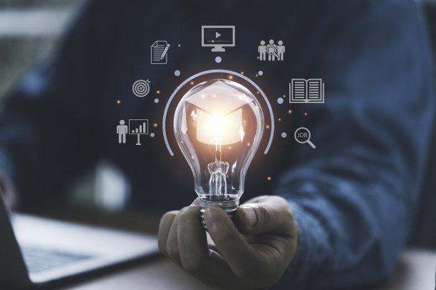商人手握灯泡与连接线和知识图标，创造性的智慧思维，灵感和创新与网络概念。图片下载