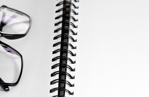 文字作业，笔记本和眼镜特写与复制空间。图片下载