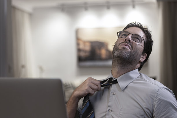 巴西男子在家工作图片下载