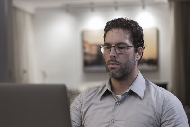 巴西男子在家工作图片下载