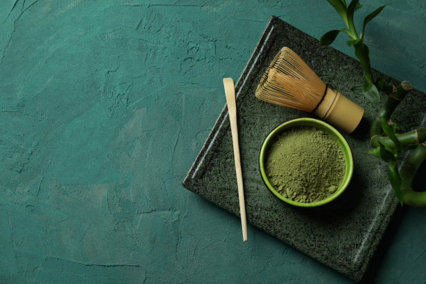 日本茶的概念与抹茶在绿色纹理的背景图片下载