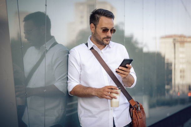 一个年轻的商人在户外的肖像图片下载