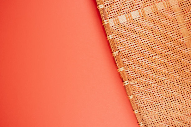 顶部视图竹柳条托盘孤立的红色背景图片下载