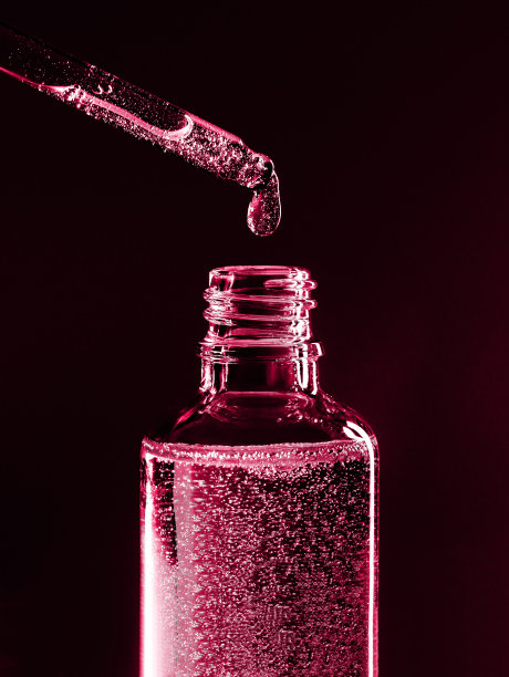 血清移液管，黑色背景上有一滴滴落图片下载