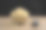一个玻璃碗的爆米花和电视遥控器在木桌，黑色背景。图片下载
