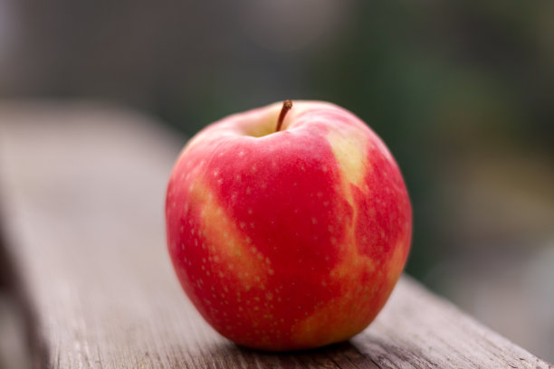 红熟苹果放在木栏杆上图片下载