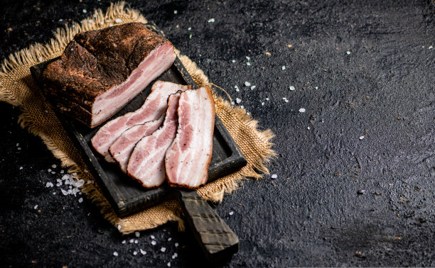 切好的猪油放在砧板上。图片下载