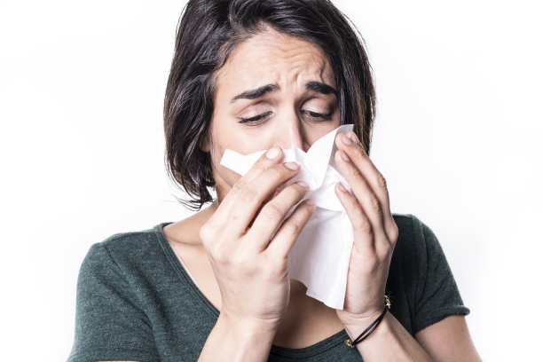 打喷嚏的女孩有流感在白色studo背景图片下载