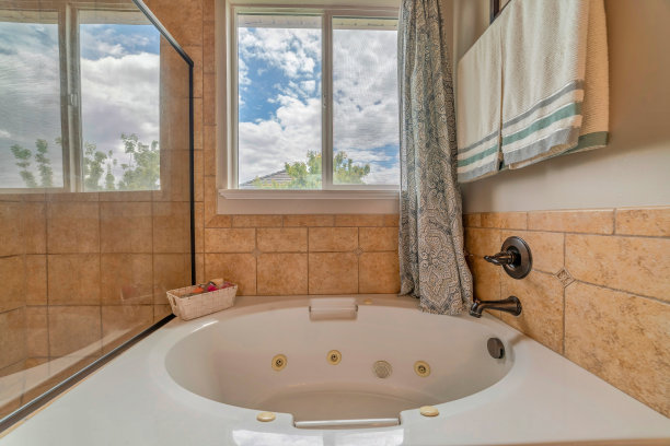 浴室内部有现代风格的浴缸和窗户图片下载