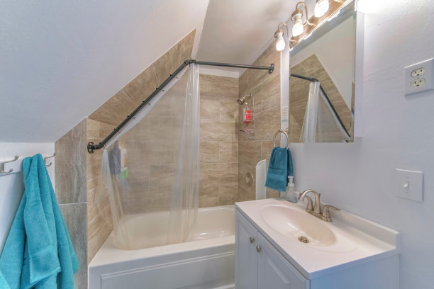 浴室里有镜子、水槽和带窗帘的浴缸图片下载