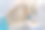 浴室里有镜子、水槽和带窗帘的浴缸图片下载