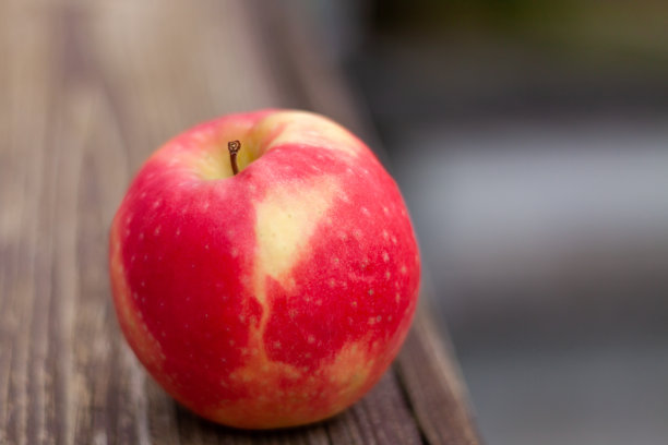 红熟苹果放在木栏杆上图片下载
