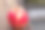 红熟苹果放在木栏杆上图片下载