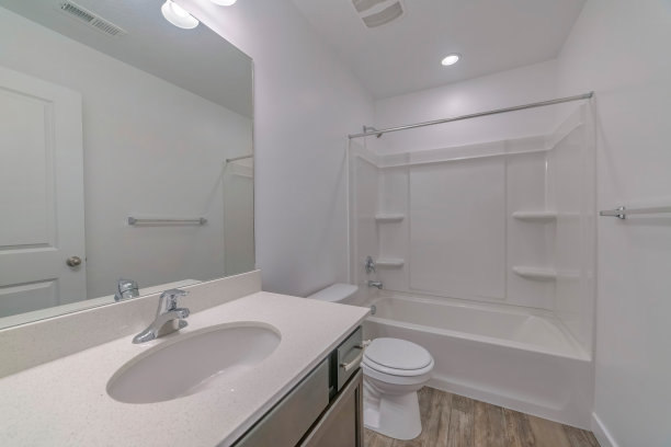 白色浴室里有水槽和浴缸图片下载