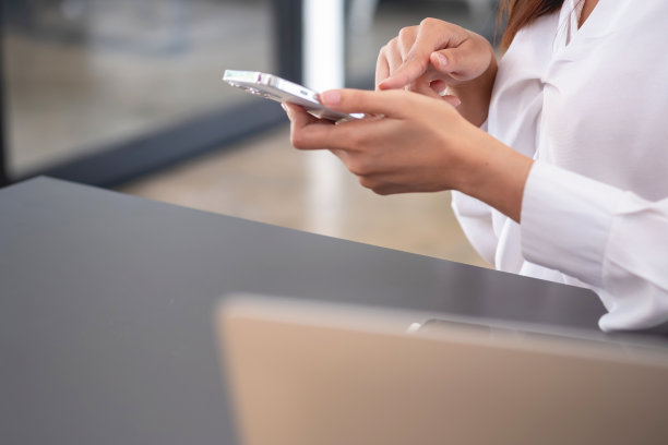 营销，财务，会计，计划，女商人用手机联系客户，告诉她公司是商业伙伴。图片下载