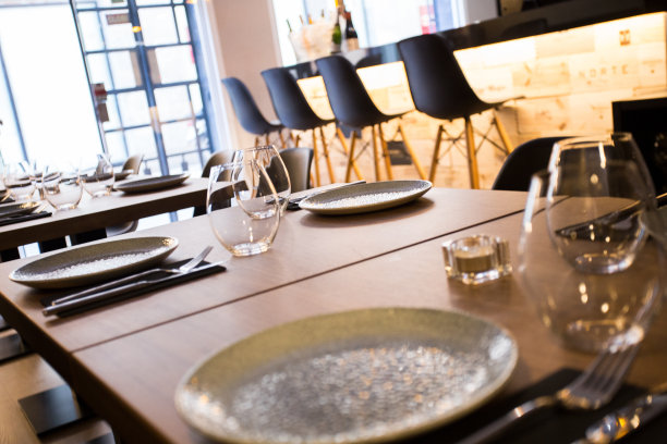 优雅的餐厅餐桌，餐具，陶器和玻璃杯。图片下载