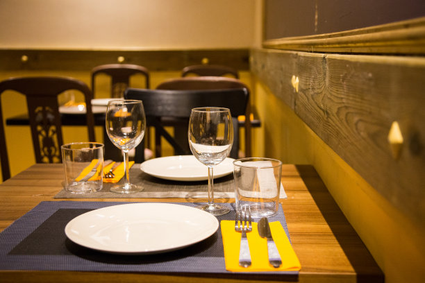 优雅的餐厅餐桌，餐具，陶器和玻璃杯。图片下载