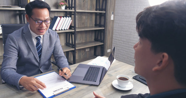 商人在办公室指导同事作为团队领导专横的经理。两个商务人士在一起讨论启动新项目的战略规划办公室会议室。商人讨论，计划图片下载