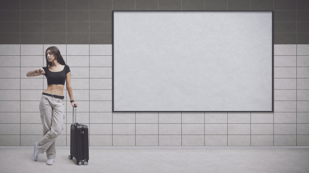 旅行的女人和空白的商业标志图片下载