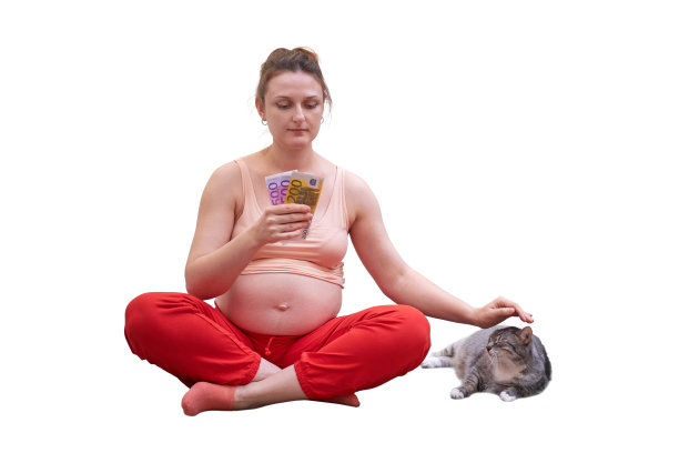 怀孕期间在家做瑜伽，用欧元做训练用的钱，孤零零地放在白色背景上。隔离期间进行体育锻炼的孕妇看着钱图片下载