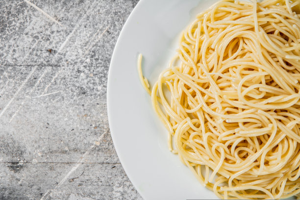 煮好的意大利面放在盘子里。图片下载