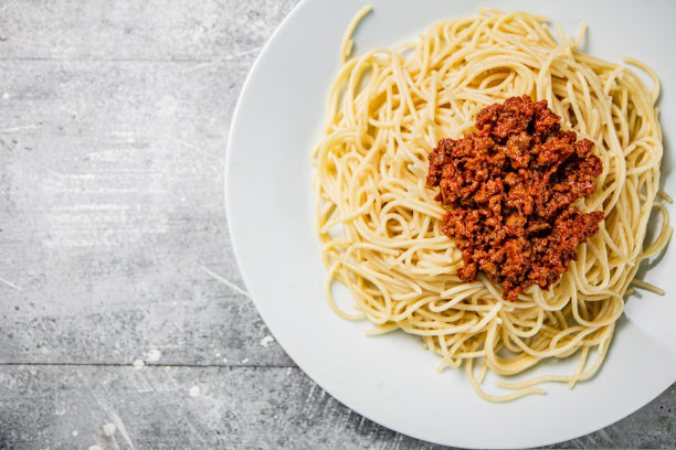 自制意大利肉酱面。在灰色的背景上。图片下载
