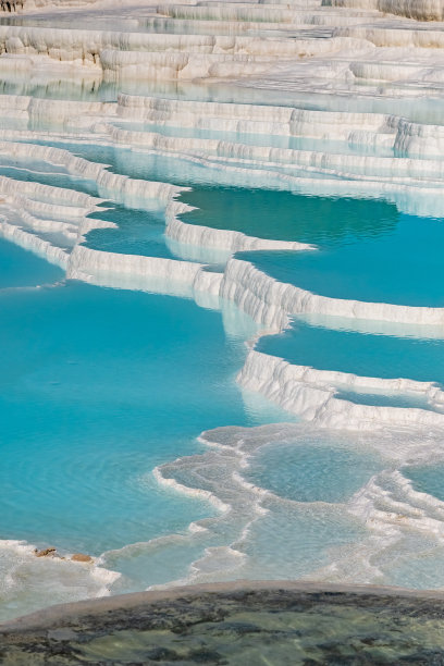 天然石灰华池和露台图片下载