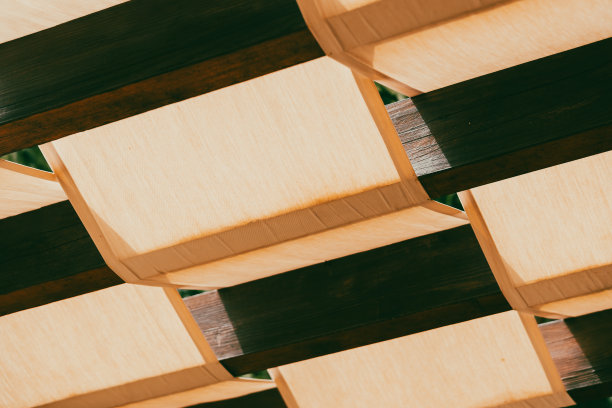 由木材制成的几何天花板图片下载