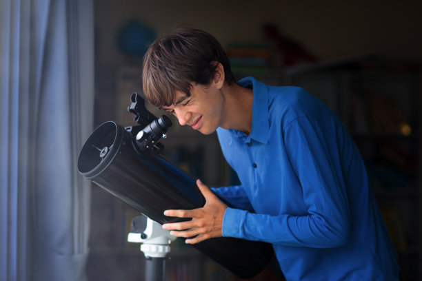 年轻人用望远镜看星星图片下载