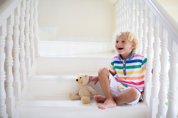 孩子们在楼梯上。孩子搬到新家。图片下载