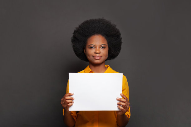 年轻的认罪女子在她的手白色空纸横幅在黑色背景图片下载