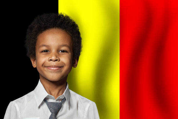 比利时小孩在比利时背景国旗上。教育与童年观念图片下载