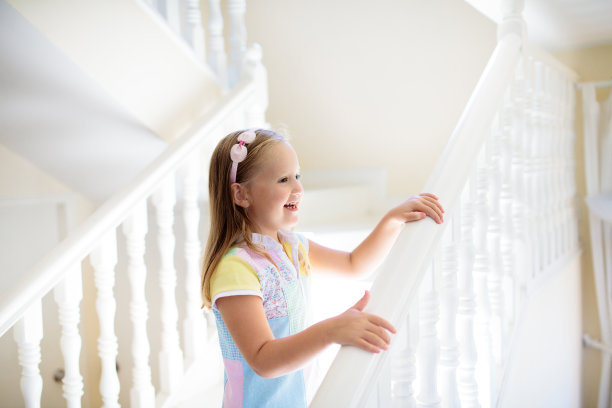 孩子们在楼梯上。孩子搬到新家。图片下载